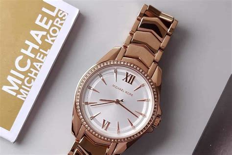 Phân biệt đồng hồ Michael Kors chính h